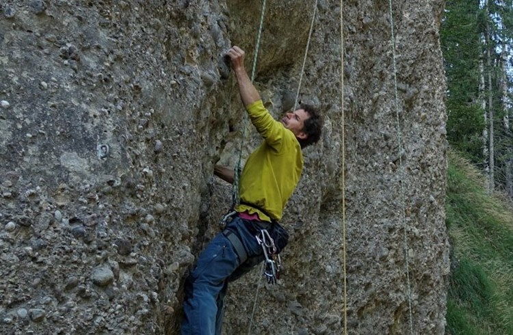 Stei Steurer richtet in diesen Tagen in Marbach neue Kletterrouten ein. Seinen Beruf als Bergführer darf er zurzeit nicht ausüben. Foto zVg