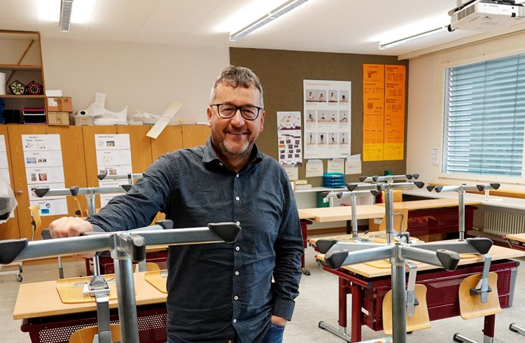 Schulleiter Christof Burkart erwartet die Schülerinnen und Schüler nächsten Montag zurück in ihren Klassenzimmern. Foto Roland Meyer
