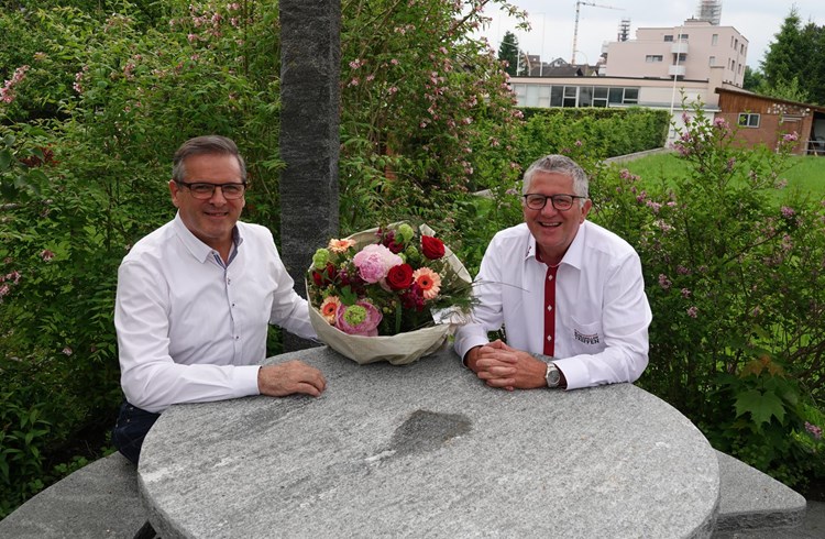 Godi Koch, OK-Präsident des Schweizerischen Blaskapellentreffens in Grosswangen (rechts), dankt dem OK-Präsidenten Heinz Schadegg aus Weinfelden für die unkompliziert gefundene Lösung. Foto Roland Meyer