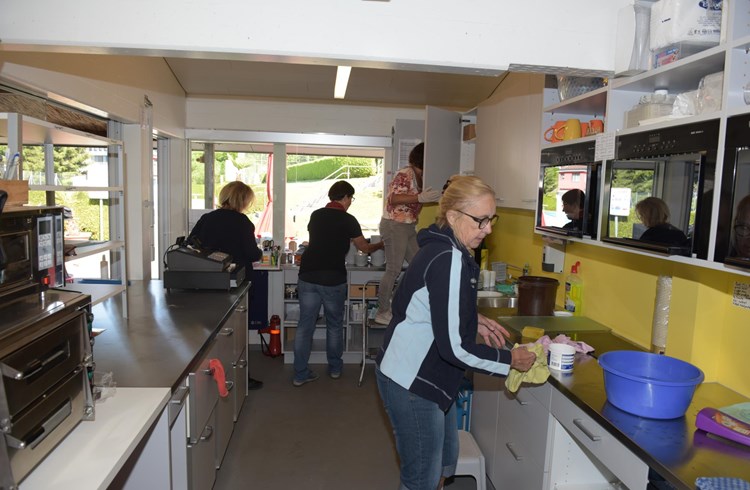 Das Kiosk-Personal bei Reinigungs- und Einrichtungsarbeiten in der Badi Ruswil. Fotos Michael Wyss