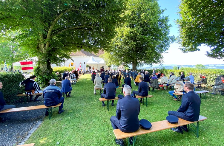 Die Festgemeinde im Park hinter der Schlachtkapelle. Foto zVg