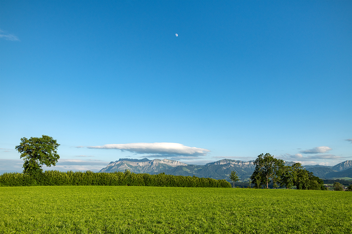 Ein schöner Sommerabend: Pilatus mit Hut und Mond | Stefan Dubach, Ruswil