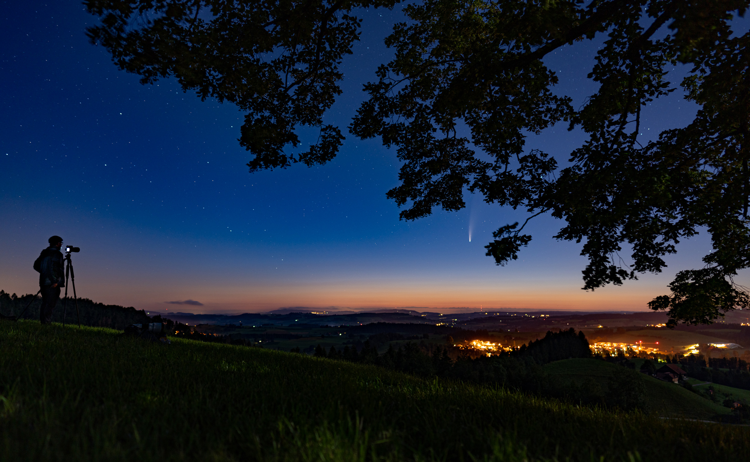 Nächtlicher Blick über Ruswil und Hinterland mit Komet Neowise von der Linde über Wohlhusen in Richtung Steinhuserberg. | Tobias Rösli, Wolhusen