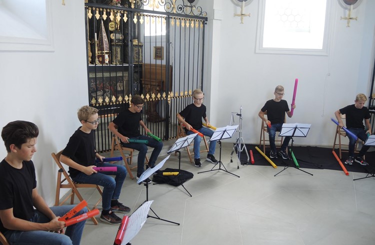 Die Buttisholzer «Drumheroes» spielen für die Gäste von «Mini Schwiiz, dini Schwiiz» in St. Ottilien Mozarts «Kleine Nachtmusik». Foto Josef Stirnimann-Maurer