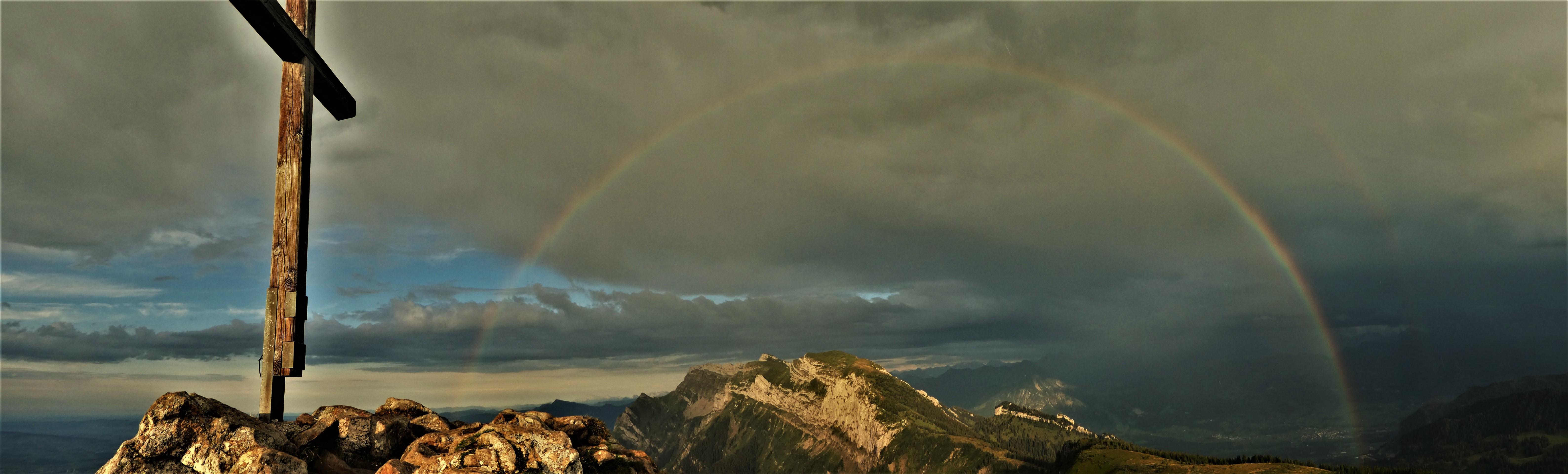 Aufnahme auf Mittaggüpfi: der Pilatus steht im Sonnenlicht und der Regenbogen hält alles zusammen.  | Josy Steinmann, Ruswil 