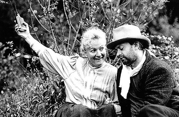 Lisbeth Wicki in der Freilichtproduktion «Der Wald» anno 1996 in Sigigen, hier zusammen mit Schauspielkollege Edward Scheuzger. Foto Archiv Lisbeth Wicki in der Freilichtproduktion «Der Wald» anno 1996 in Sigigen, hier zusammen mit Schauspielkollege Edward Scheuzger. Foto Archiv