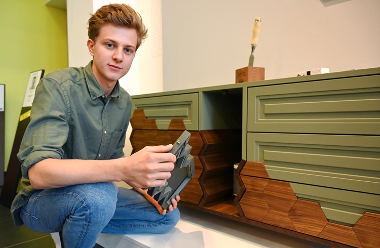 Linus Zwimpfer, Grosswangen, präsentiert stolz sein gefertigtes Möbelstück. Foto zVg