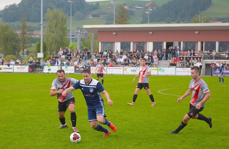 350 Fans verfolgten im Sportpark in Buttishollz das 3. Liga Derby zwischen Buttisholz (grau) und Ruswil mit, welches der Gast mit 2:1 für sich entscheiden konnte. Foto Michael Wyss