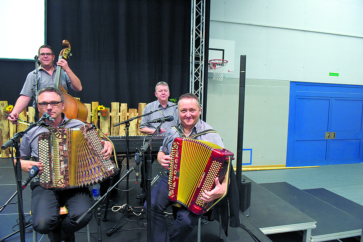 Das Quartett «waschächt» mit dem Moderator Frowin Neff (vorne rechts).