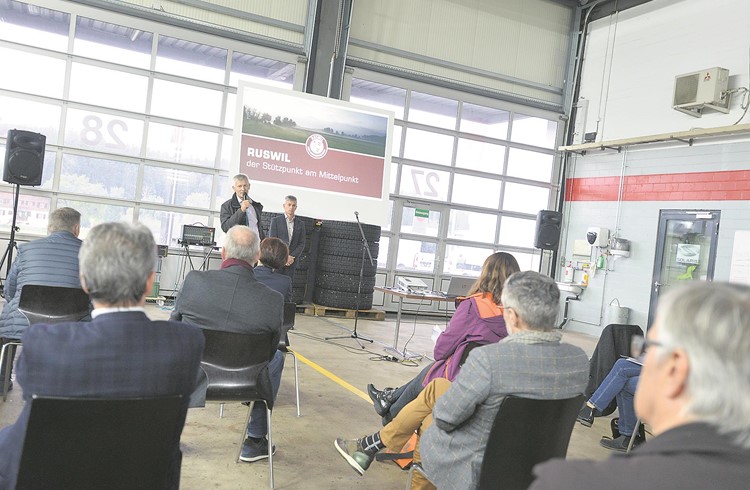 Vor versammelter Polit-Prominenz stellen die beiden Gemeindepräsidenten Franz Zemp, Buttisholz (links) und Franzsepp Erni, Ruswil, ihre Ideen vor. Der Anlass fand in der Halle der Rottal Auto AG statt. Foto Roland Meyer