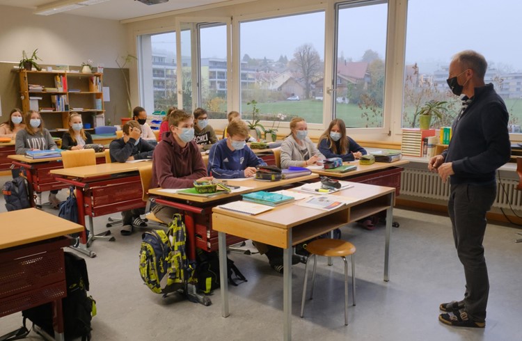 Englischlektion in einer 3. Sek-Klasse. Maske bei Lehrer Martin Geiger und den Schülerinnen und Schülern «inbegriffen». Foto Hannes Bucher (November 2020)