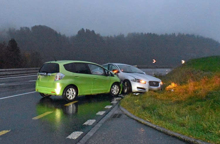 Auf der Kantonsstrasse in Werthenstein ereignete sich ein Unfall zwischen zwei Personenwagen. Foto zVg
