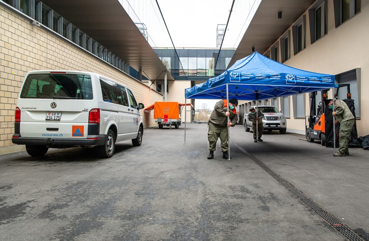 Zivilschützer der ZSO Region Sursee bei den Aufbauarbeiten für das Medical Center Luzern in Nottwil am 30. März 2020. Foto zVg