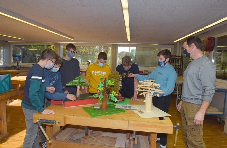 Die Projekte (sechs Arbeiten wurden eingereicht) wurden im Werkraum des Schulhauses Bärematt in Ruswil von einigen Schülern begutachtet. Foto Michael Wyss