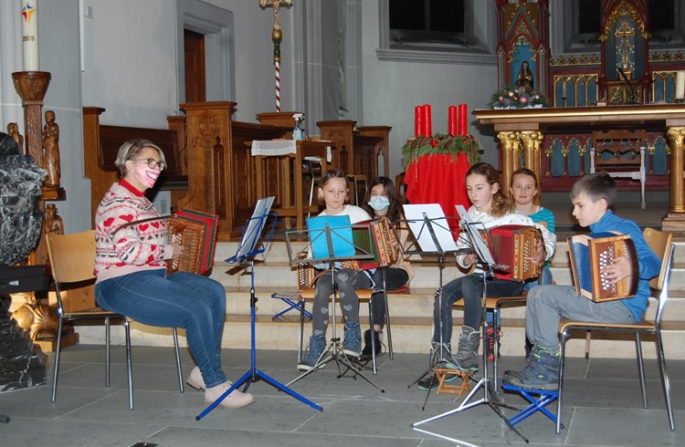 Bildimpressionen vom ersten von drei Adventskonzerten der Musikschule Rottal. Foto zVg
