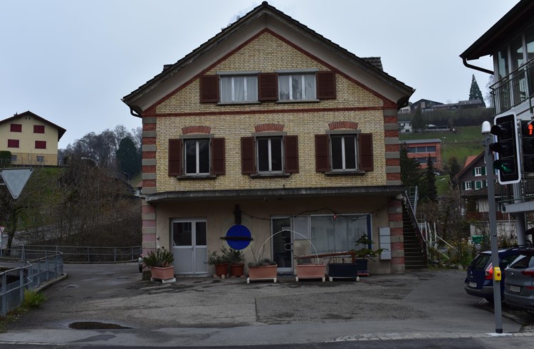 Das im Dorfteil Werthenstein-Unterdorf stehende ehemalige und heute 120-jährige Käsereigebäude. Foto Ferdinand Brühlmann