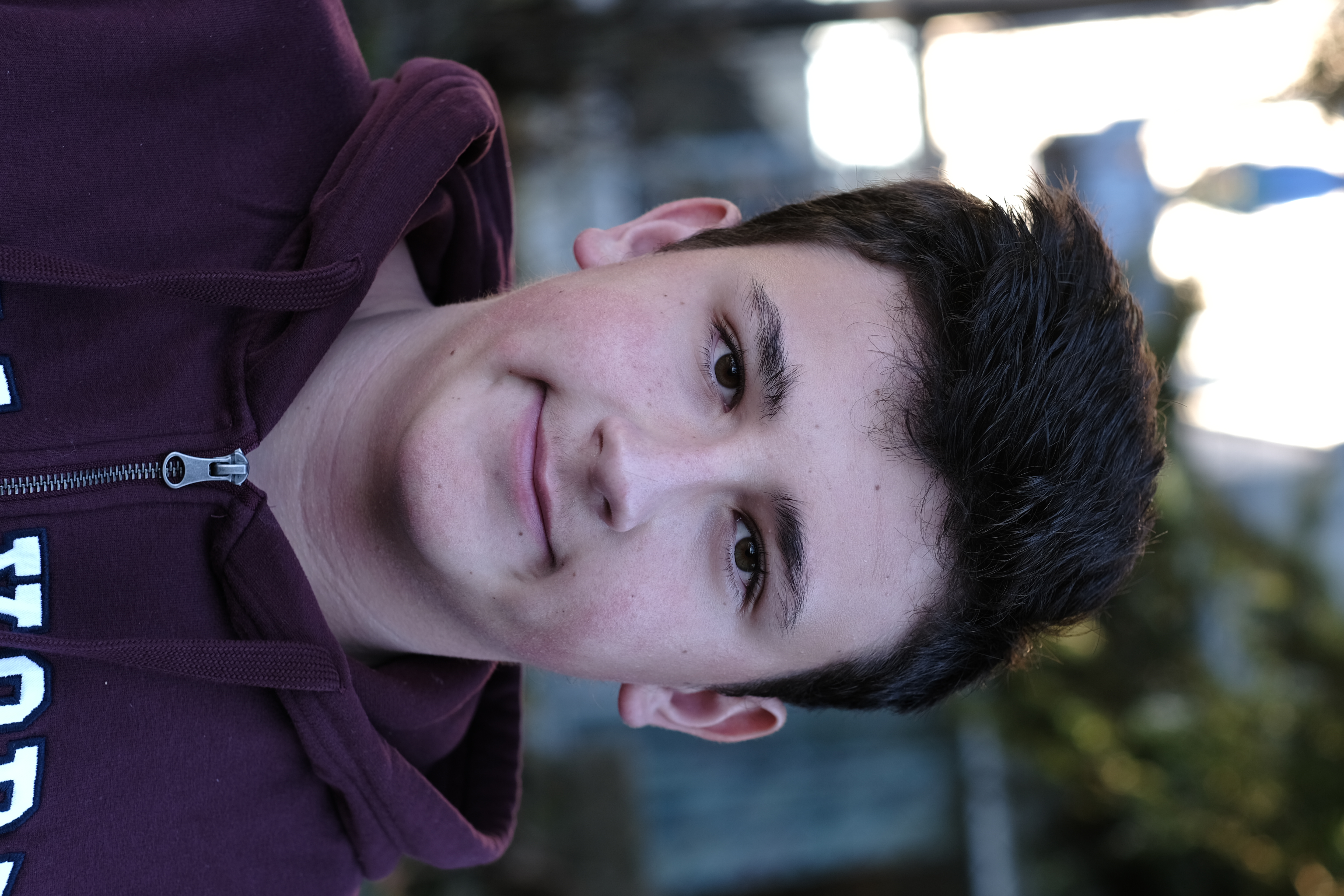 Janis Bernet, Ruswil, 3. OS:

"Ich wünsche mir, dass Corona im nächsten Jahr nicht mehr so dominiert. Dass meine Kollegen und Verwandte gesund bleiben und ich viele grossartige Stunden in der Familie, mit der Klasse und mit Kollegen erleben kann. Ich hoffe, dass wir wieder trainieren können und dass wieder alles normal wird. Die Maske soll verschwinden und die Schutzmassnahmen gesenkt werden. Ich wünsche mir auch, dass wir ein unvergessliches Klassenlager haben und ein schönes sola (Sommerlager), ohne Maske."