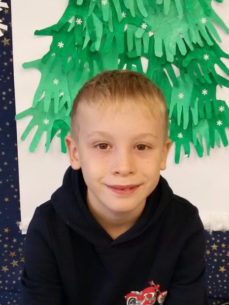 Nick Amrhyn, Buttisholz, 2. Klasse PS:

"Ich wünsche mir gute Freunde. Mein Traum ist es, dass wir einmal mit der ganzen Klasse Glace essen gehen. Als Zauberer würde ich Corona wegzaubern. Ich freue mich auf ganz viel Schnee, der Schneepflug an meinem Rasenmäher-Traktor ist nämlich startklar. Ich wünsche allen Menschen ein schönes Leben."