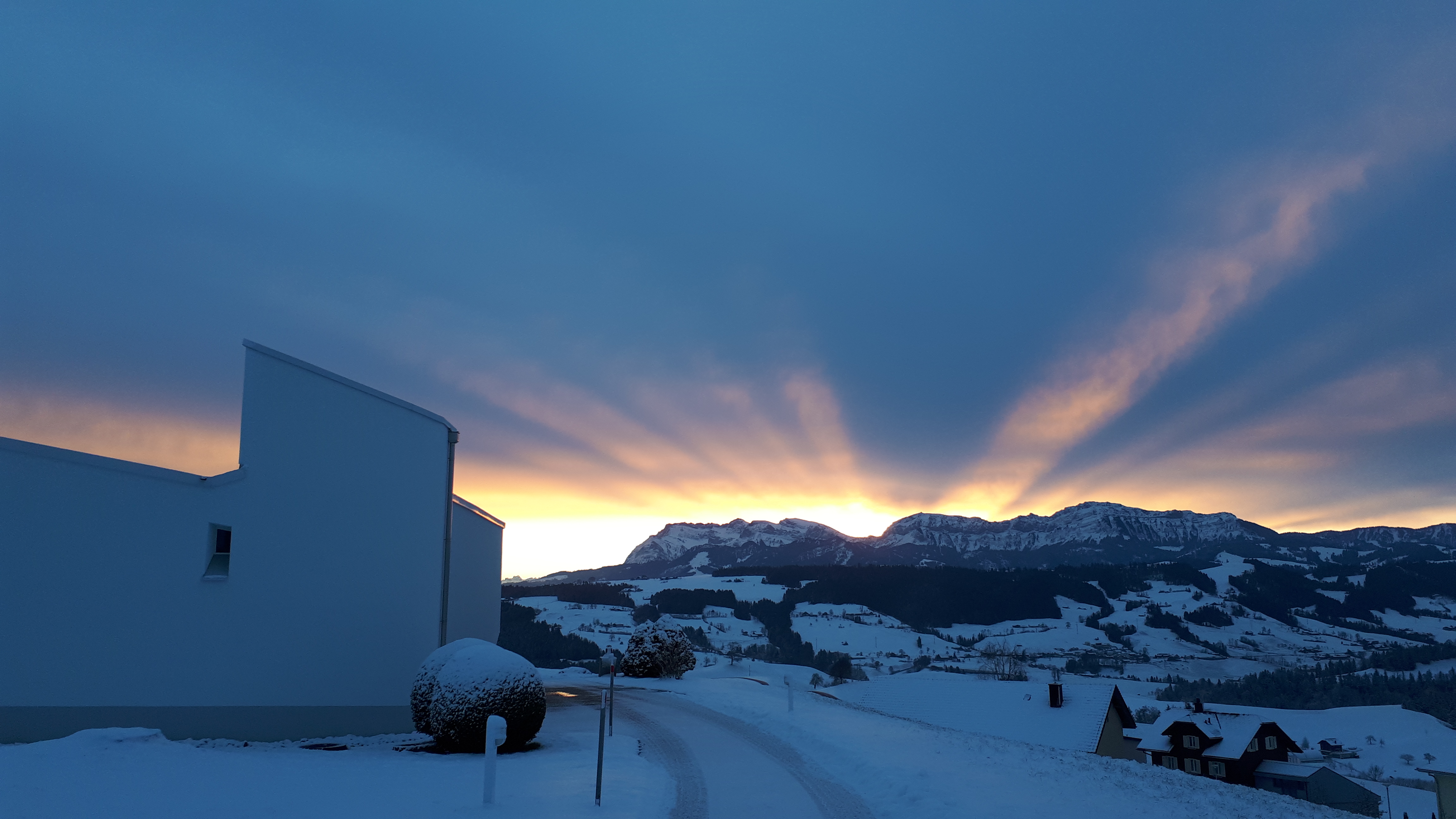 Auf dem Steinhuserberg erwacht der Silvestermorgen.  | Yvonne Lustenberger, Steinhuserberg