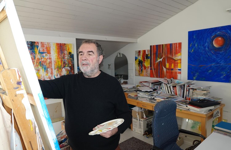 Gusti Naef in seinem Malatelier unter dem Dach seines Hauses. Hier sprudeln die Ideen. Foto Roland Meyer Gusti Naef in seinem Malatelier unter dem Dach seines Hauses. Hier sprudeln die Ideen. Foto Roland Meyer