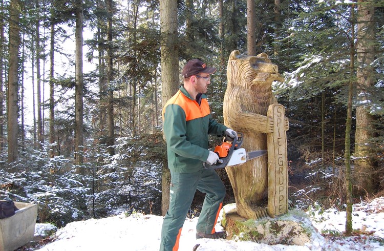 Der Grosswanger Roger Bösch lebt seine Leidenschaft zum Holz mit dem «schnitzen» von prächtigen Holzskulpturen mit der Motorsäge aus. Foto Willi Rölli
