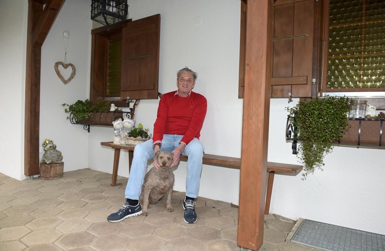 Alois Wyss, leidenschaftlicher Gantrufer aus Grosswangen, mit Hund Diva, vor seinem zuhause in Grosswangen. Foto Michael Wyss