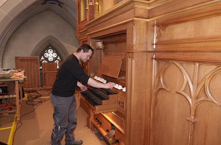 In diesen Wochen wird die Orgel aus dem Jahr 1981 von Grund auf revidiert. Wir besuchten die Orgelbauer auf der «Baustelle» und lernten einen faszinierenden Beruf kennen, der Kenntnisse in Metallbearbeitung, Schreinerarbeiten, in Mechanik und Elektrik und selbstverständlich in Musik erfordert. Bild: Lukas Goll von der renommierten Firma Goll Orgelbau Luzern testet die Programmierung der Orgelregister. Foto Roland Meyer