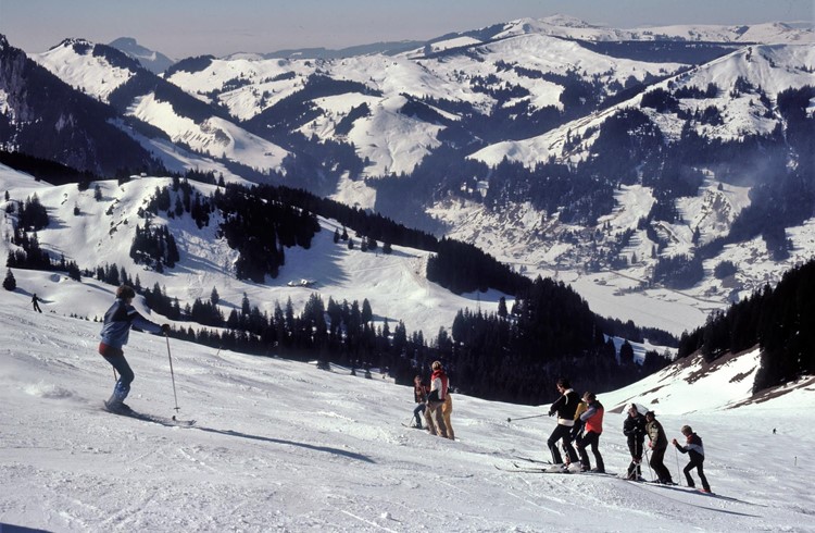 Zwischen 1979 und 1989 wurden die Hellbühler Skilager in Schwarzsee durchgeführt. Besonders die Kaiseregg mit ihren Pisten und der weiten Rundsicht war für die Skilagerteilnehmer ein Erlebnis. (Quelle: Hellbühler Chronik). Diese Aufnahme ist vom Skilager aus dem Jahr 1980. Foto zVg
