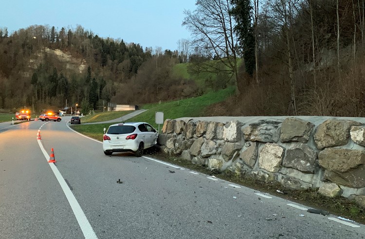 Wegen des Unfalls musste die Kantonsstrasse zwischen Malters und Wolhusen vorübergehend gesperrt werden. Foto Luzerner Polizei