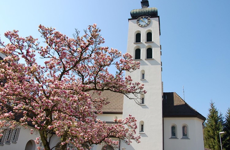 Die Reformierte Kirche Wolhusen mit Kirchturm, wo die vier Glocken demontiert und danach die Erneuerungsarbeiten ausgeführt werden. Foto zVg