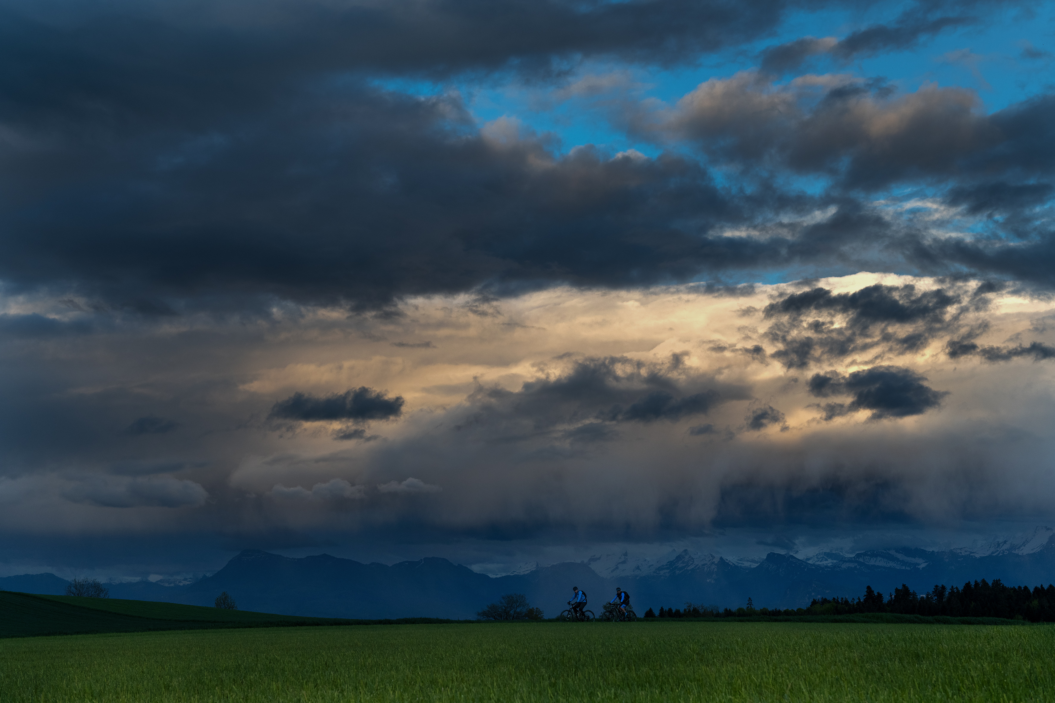 Mountainbike-Tour auf dem Ruswilerberg vor der Regenfront.  | Stefan Dubach, Ruswil