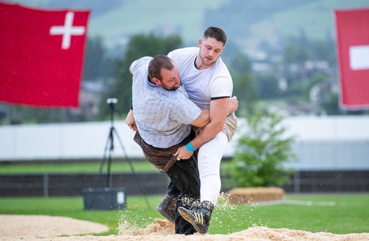 Sven Schurtenberger (links) stellte um die Schlussgangqualifikation gegen den Zuger Eidgenossen Marcel Bieri. 
Foto Tobias Meyer Sven Schurtenberger (links) stellte um die Schlussgangqualifikation gegen den Zuger Eidgenossen Marcel Bieri. 
Foto Tobias Meyer