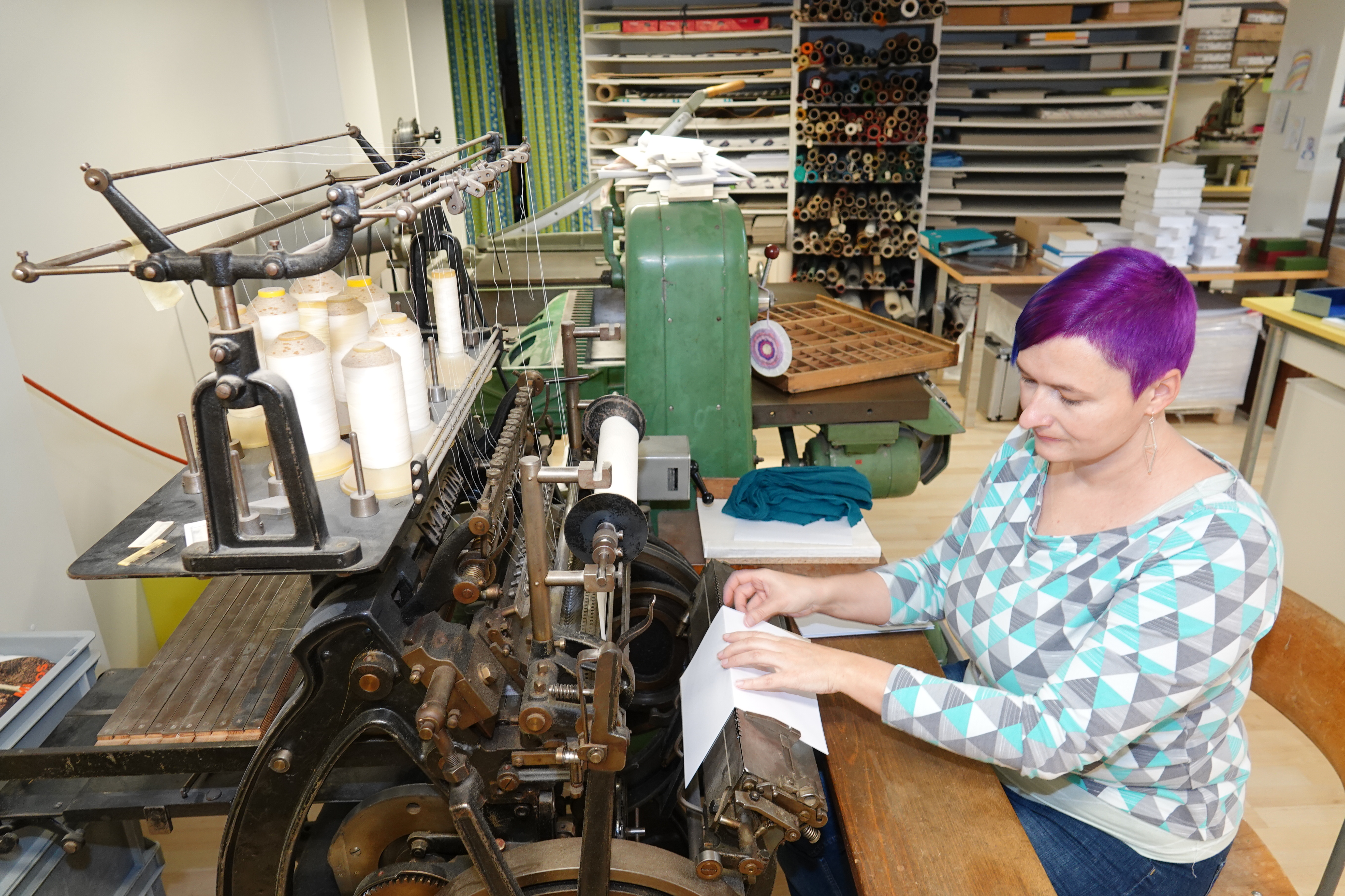 Iva Steiner in ihrem Buchbinder-Atelier in Werthenstein. Foto Roland Meyer