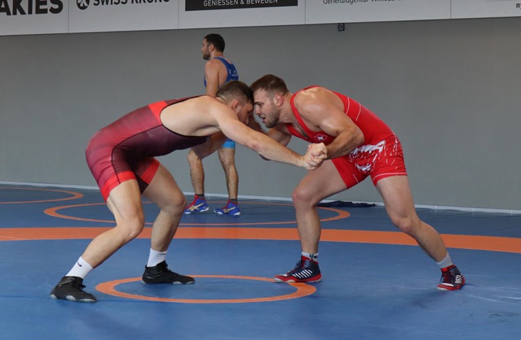 Der Ringer Stifi Reichmuth (rechts auf dem Foto) trainierte in den letzten Wochen hart für sein Karriere-Highlight. Der Rottaler träumt von einer Medaille. Foto zVg