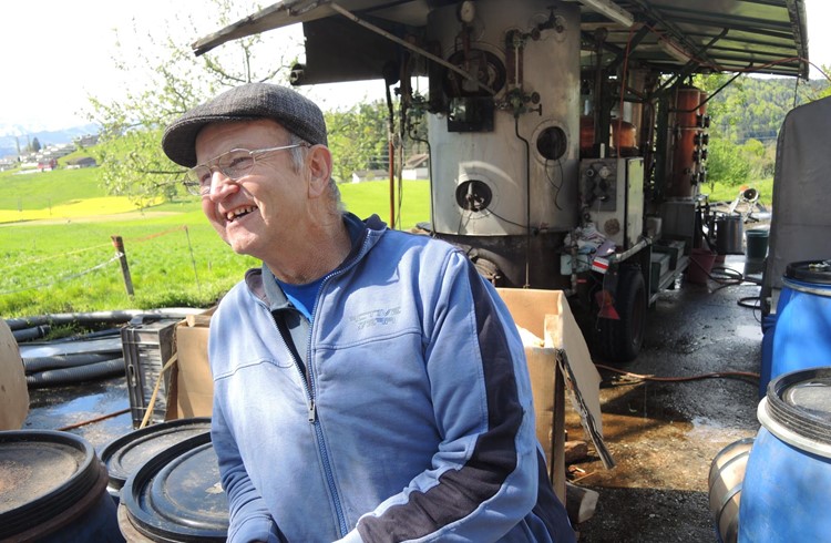 Sepp Gloggner gewährt einen interessanten Einblick in seine Tätigkeit als Kundenbrenner. Foto Josef Stirnimann-Maurer Sepp Gloggner gewährt einen interessanten Einblick in seine Tätigkeit als Kundenbrenner. Foto Josef Stirnimann-Maurer