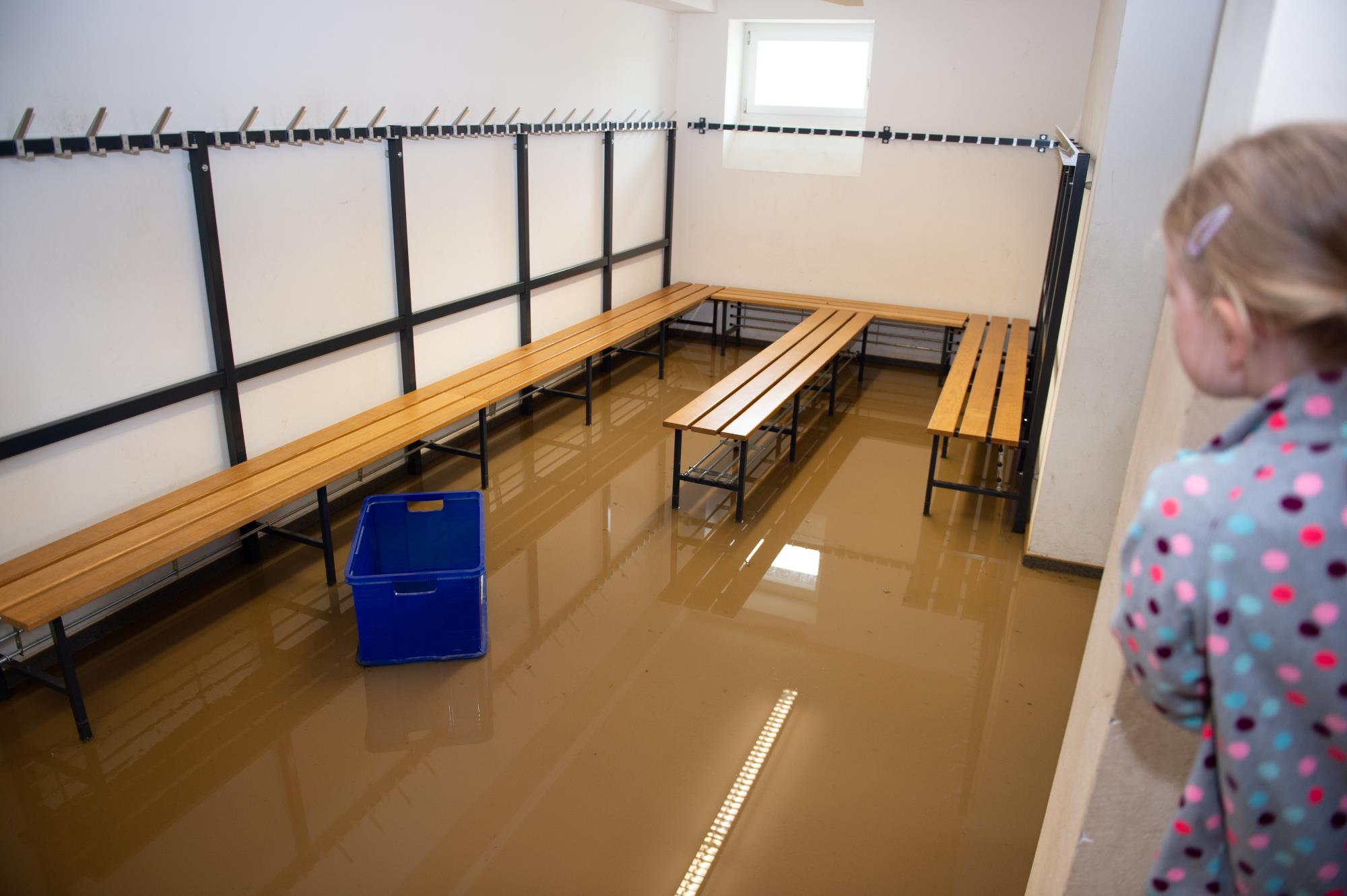 Wasser in der Garderobe, Schulhaus Ziswil. Foto Erwin Ottiger