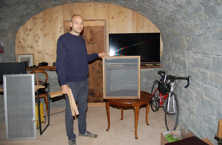 Manuel Heini präsentiert in seinem Gewölbekeller
ein von ihm gefertigtes Insektengitter.