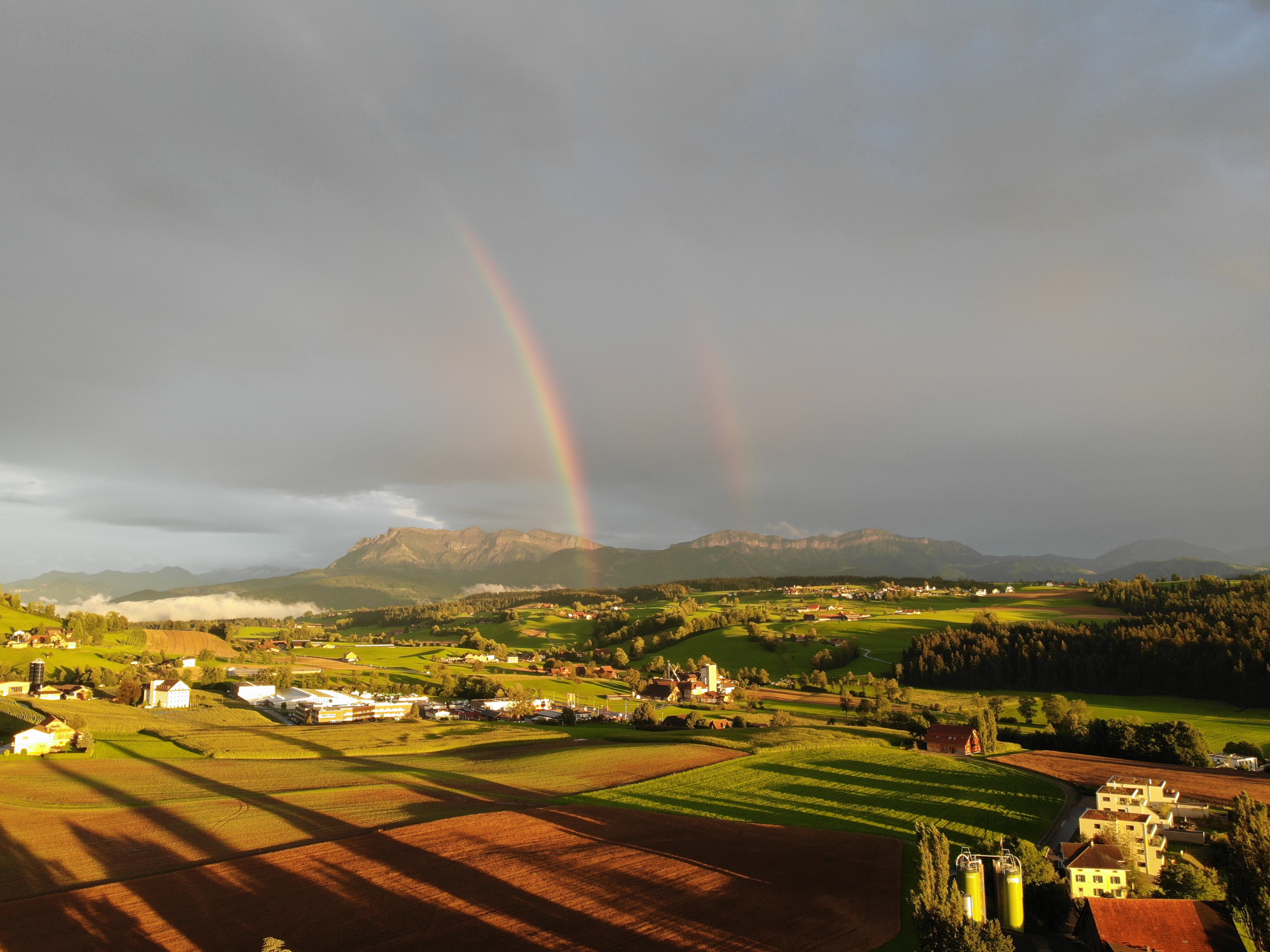 Luftaufnahme vom Pilatus mit Regenbogen, gesichtet in Ruswil. | Matthias Wagner, Ruswil