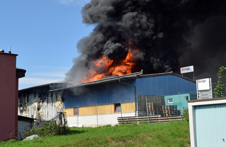 Die Werkstatthalle brannte vollständig aus. Foto Luzerner Polizei