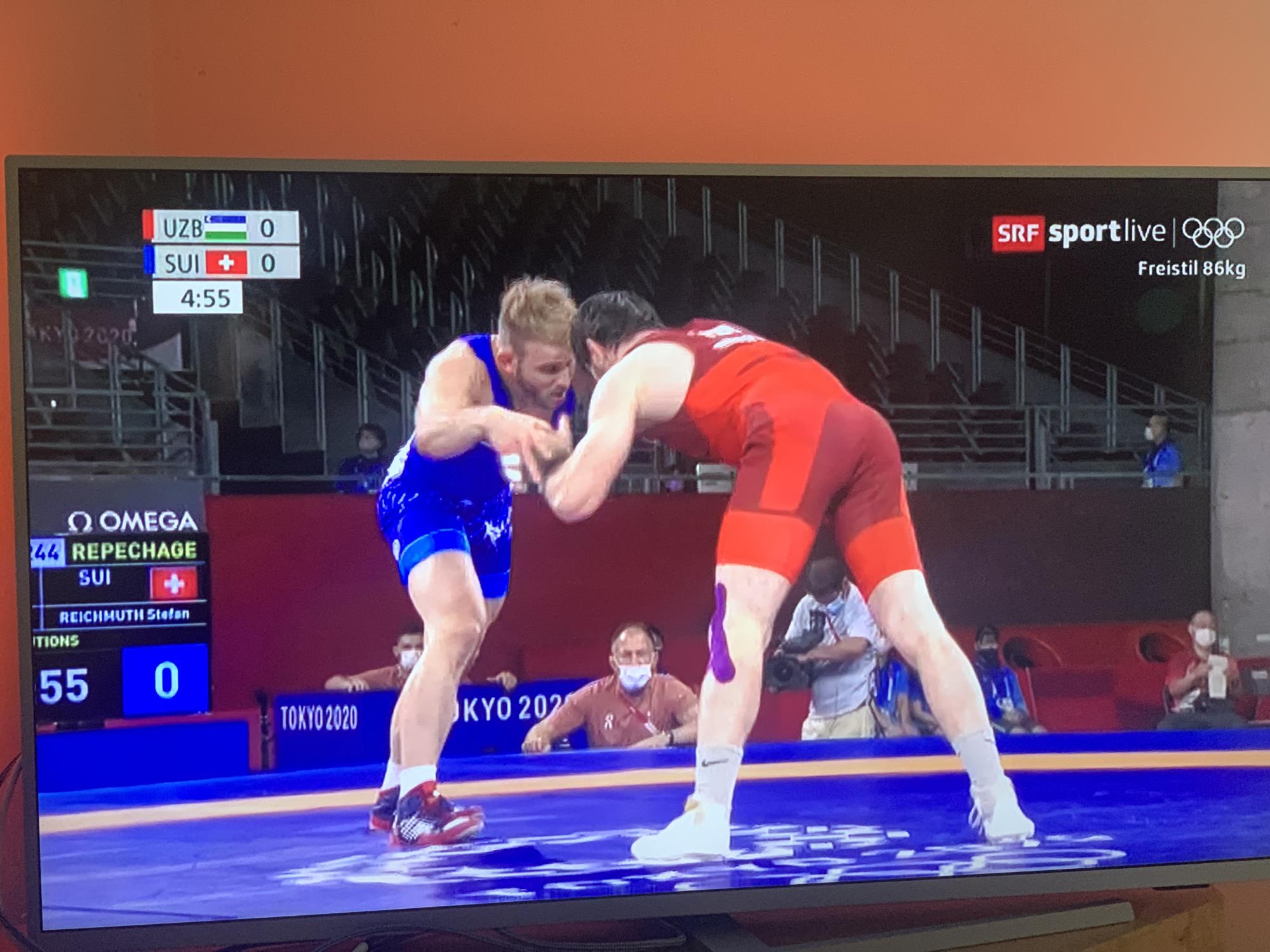 Stefan Reichmuth (blau) im Kampf in der Hoffnungsrunde gegen den Usbeken Javrail Shapiev, den Reichmuth knapp verlor und somit das Abenteuer Olympia beendete. Foto ab Bildschirm Liveübertragung SRF