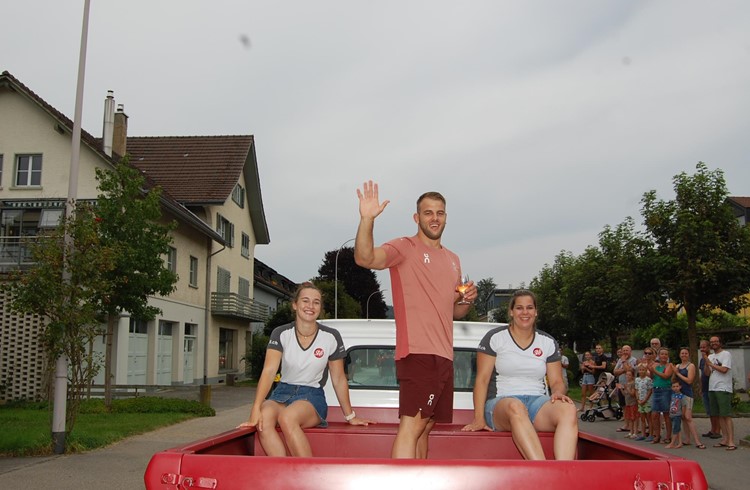 «Stifi», der gefeierte Star, im Beisein seiner Freundin Alisha Bossert (links) und seiner Schwester Lucia Birrer. Foto Willi Rölli «Stifi», der gefeierte Star, im Beisein seiner Freundin Alisha Bossert (links) und seiner Schwester Lucia Birrer. Foto Willi Rölli
