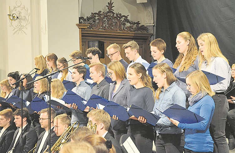 Das Konzert im November 2019 stand unter dem Motto «Sympohonic Adiemus». Dirigiert wurde der Chor, wie auch dieses Jahr, von Helena Röösli. Foto zVg