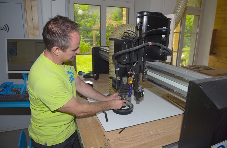 Thomas Bieri, Inhaber der AV+S Technik Bieri in Werthenstein, arbeitet an der CNC-Maschine. Foto Michael Wyss