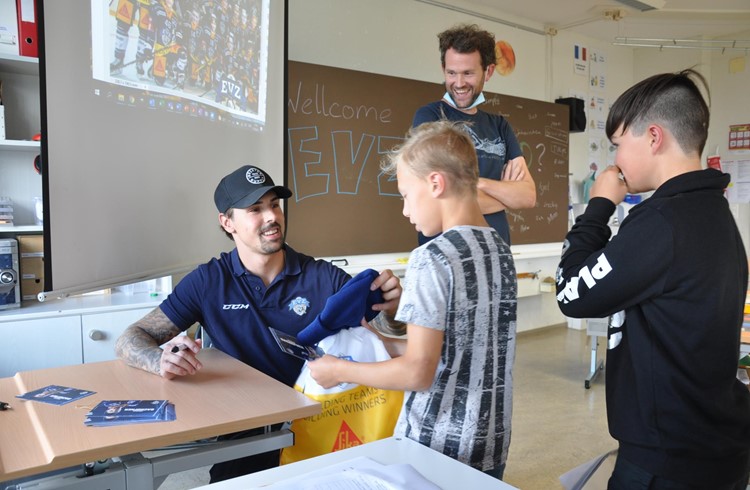 Jérôme Bachofner erfüllt Autogrammwünsche der Schülerinnen und Schülern. Foto Stefan Schmid