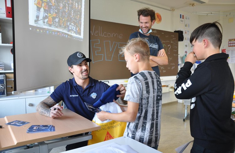 Jérôme Bachofner erfüllt Autogrammwünsche der Schülerinnen und Schülern. Foto Stefan Schmid Jérôme Bachofner erfüllt Autogrammwünsche der Schülerinnen und Schülern. Foto Stefan Schmid