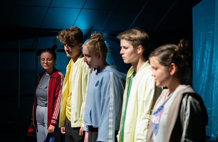 Von links: Euridika Vocaj, Leon Affolter, Ola Debinska, Linard Erni, Mira Wyser formen das diesjährige Jugendtheater-Ensemble, das mit «Wutschweiger» die Tropfstei-Bühne bespielt. Fotos Jodok Achermann