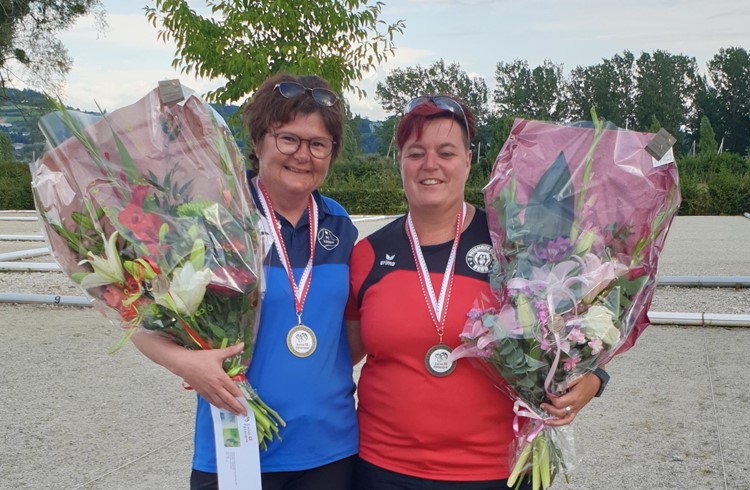 Sie gewannen in ihrer Kategorie die Bronzemedaille: (von links) Die Buttisholzerin Petra Ziswiler (PC Luzern) und Conny Staub (PC Bern). Foto Dani Ziswiler