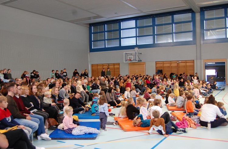 Grosser Aufmarsch beim Kinderkonzert in der Kalofenhalle in Grosswangen. Foto Willi Rölli