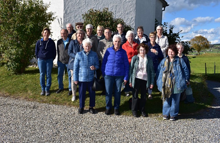 Die Pilgergruppe aus Werthenstein vor der Kapelle St. Ulrich. Foto zVg