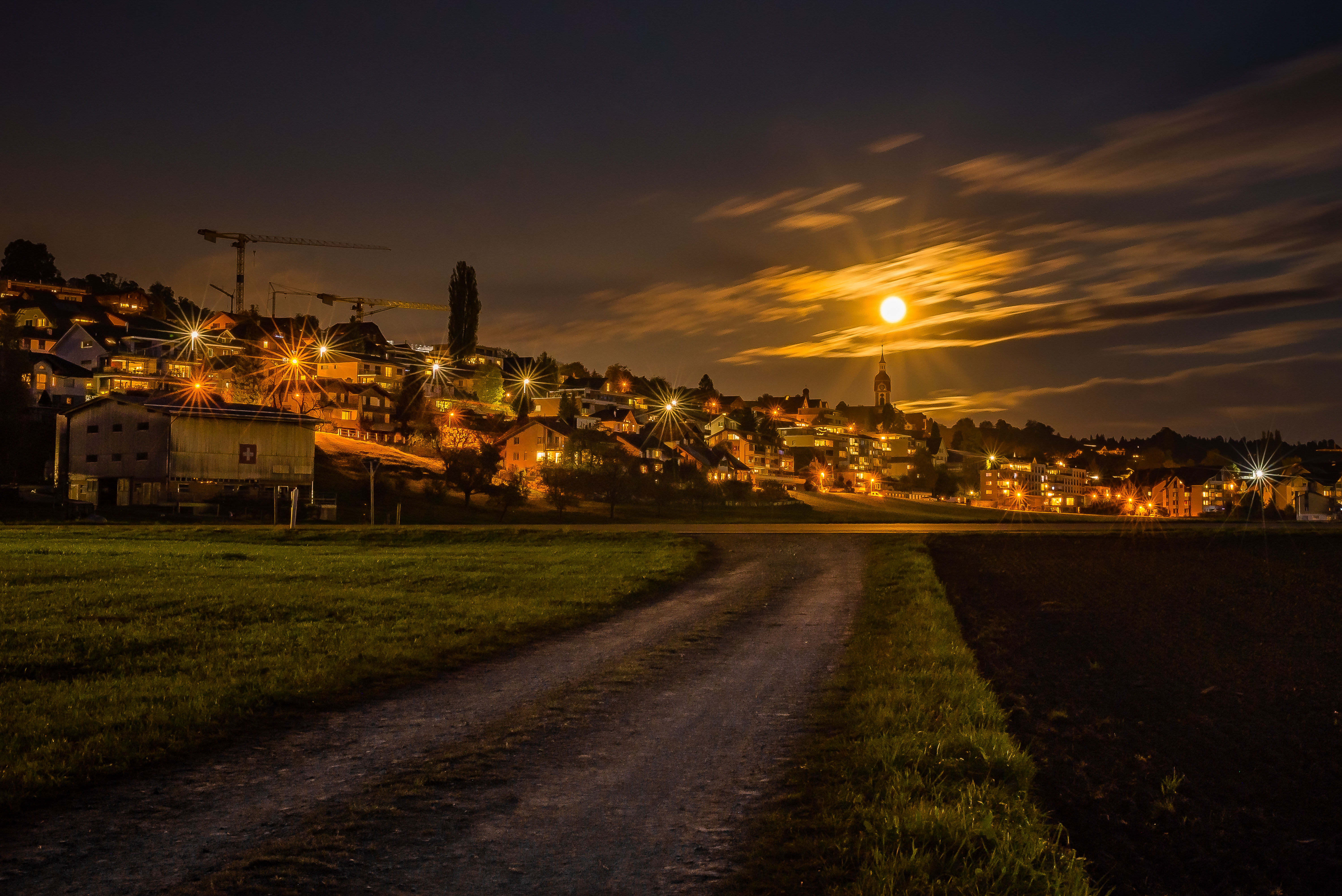 Markus Huber, Buttisholz, hat den Vollmond über Ruswil am Mittwoch, 20. Oktober 2021, fotografiert. | Foto Markus Huber